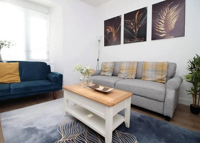 Stunning 4 Bedroom Flat Near City Centre