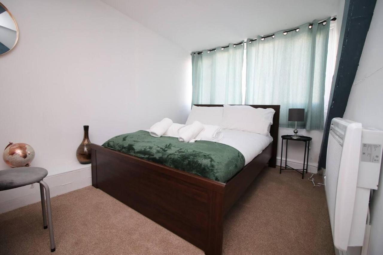 Apartment Stunning 4 Bedroom Flat Near Centre *