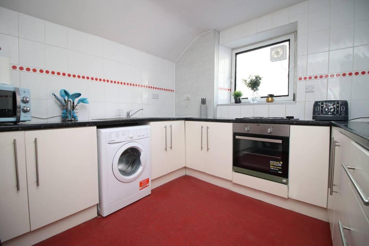 Apartment Stunning 4 Bedroom Flat Near Centre *