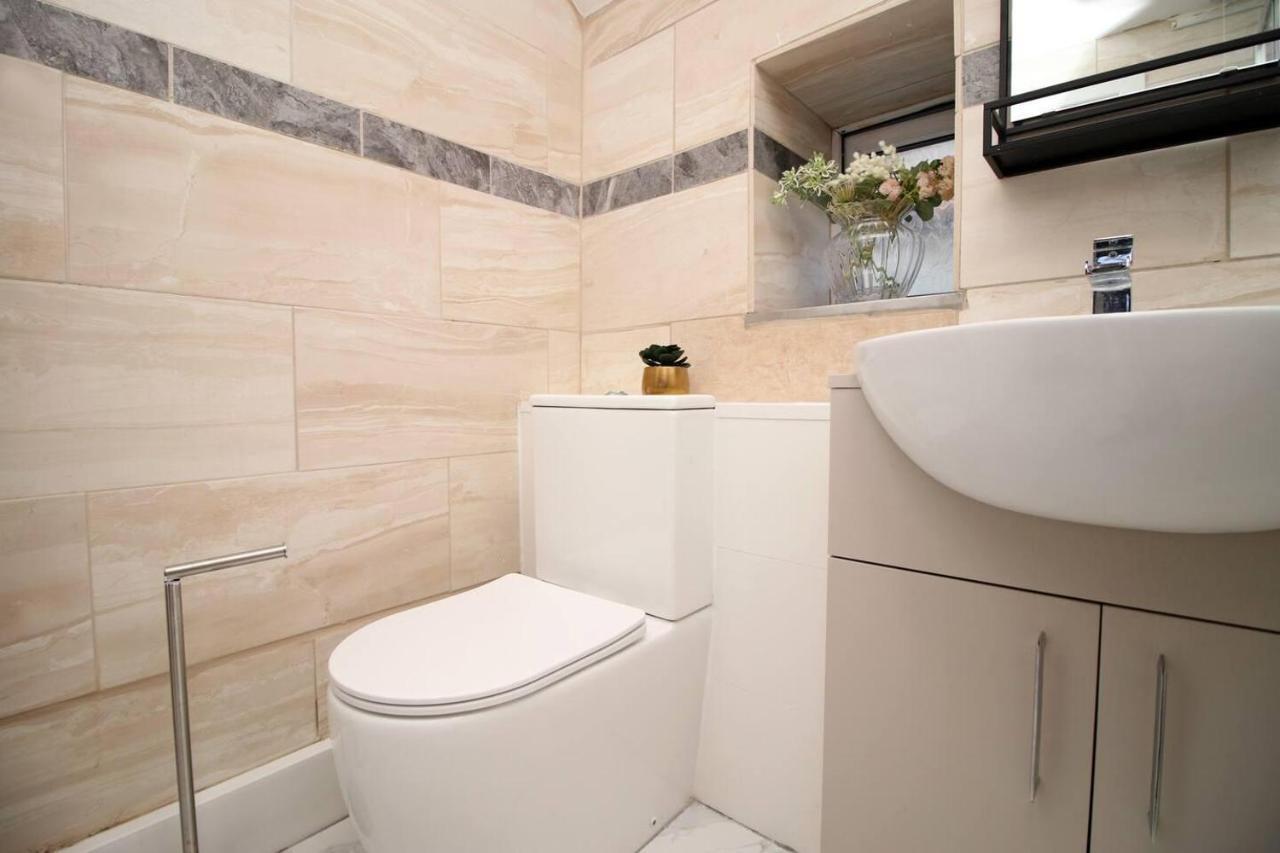 Stunning 4 Bedroom Flat Near Centre